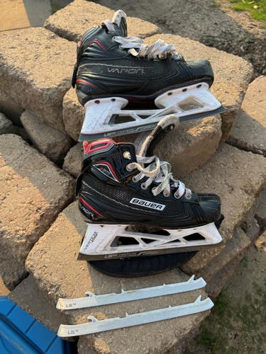 Used Intermediate Bauer X900 Hockey Goalie Skates Regular Width Size 4