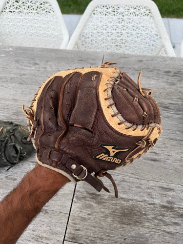 Mizuno Used Right Hand Throw 33.5" Baseball Glove