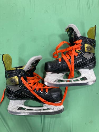 Bauer Supreme 3S Hockey Skates | Junior 2.5 | Regular