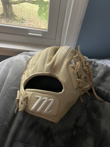 Like new Marucci Asension Series 11.25 Baseball Glove