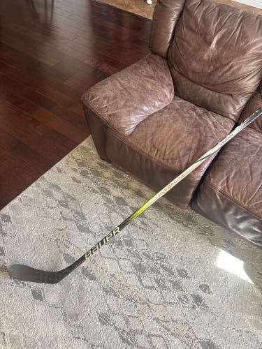Used Intermediate Bauer Right Handed P28 65 flex Vapor Hyperlite 2 Hockey Stick