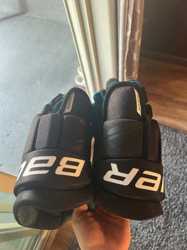 Bauer hockey gloves