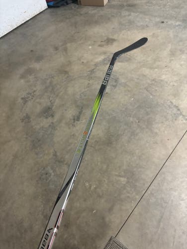 Used Senior Bauer Right Handed P28  Vapor Hyperlite 2 Hockey Stick