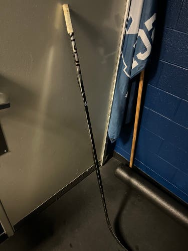 Used Bauer Right Handed P88 Vapor Hyperlite 2 Hockey Stick