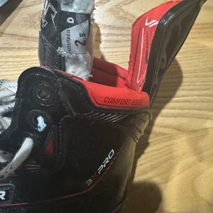 Used Bauer Vapor 3x Pro Junior 02.5 D - R Regular Ice Hockey Skates