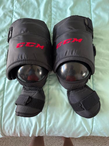 USED Sr. CCM knee guards