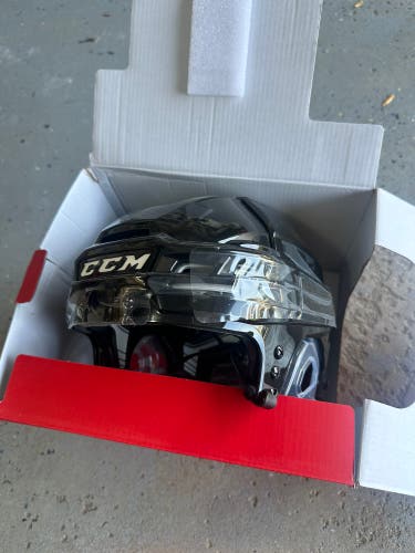 New Medium CCM Tacks 910 Helmet