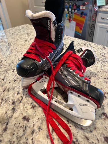 Used Junior Bauer Regular Width Size 2.5 Vapor x600 Hockey Skates