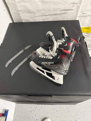 Used Intermediate Bauer Regular Width Size 4.5 Vapor X5 Pro Hockey Skates