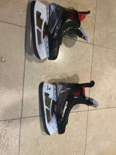 Used Intermediate Bauer Regular Width  8.5 Vapor X5 Pro Hockey Skates
