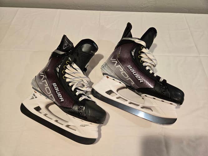 Slightly Used Bauer Vapor Hyperlite Hockey Skates Size 5.5