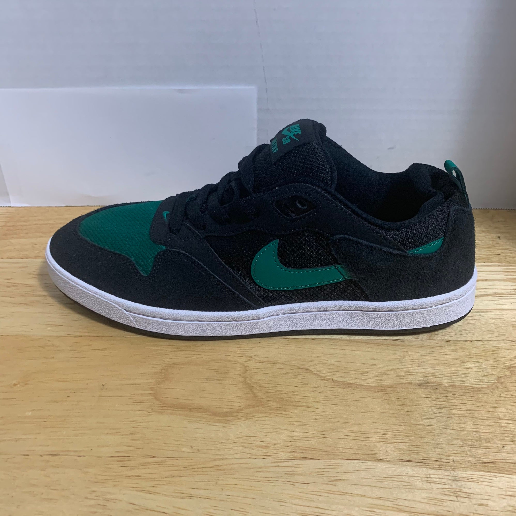 NIKE SB ALLEYOOP BLACK-MYSTIC GREEN-BLACK-WHITE SZ 8.5  display picture 3