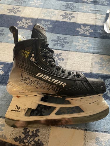 Used Intermediate Bauer Regular Width Size 5.5 Vapor Hyperlite 2 Hockey Skates