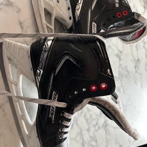 Used Intermediate Vapor X3.5 Hockey Skates Regular Width 6.5