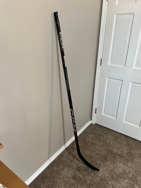 New Intermediate CCM Right Handed P28 RibCor Trigger 9 Pro Hockey Stick