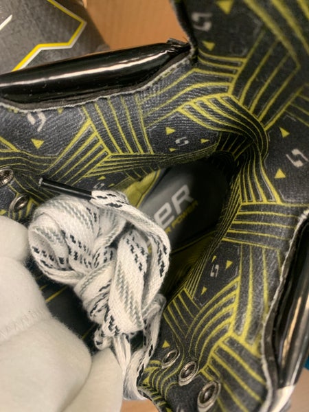 New Intermediate Bauer Supreme M40 Hockey Skates