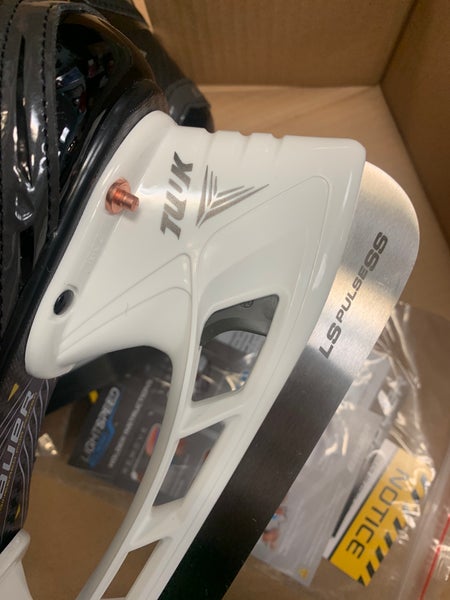 New Intermediate Bauer Supreme M40 Hockey Skates