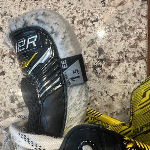 Used Junior Bauer Extra Wide Width Size 1.5 Supreme Hockey Skates