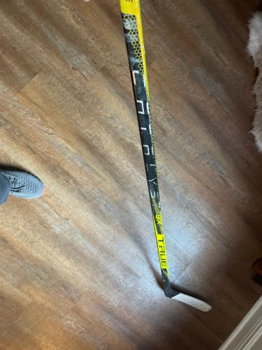 Used Intermediate True Left Hand T28 Catalyst 9X Hockey Stick