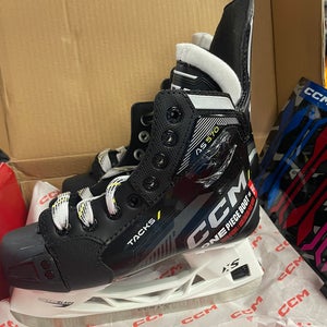 New CCM Tacks AS-570 Hockey Skates 2.5 Regular