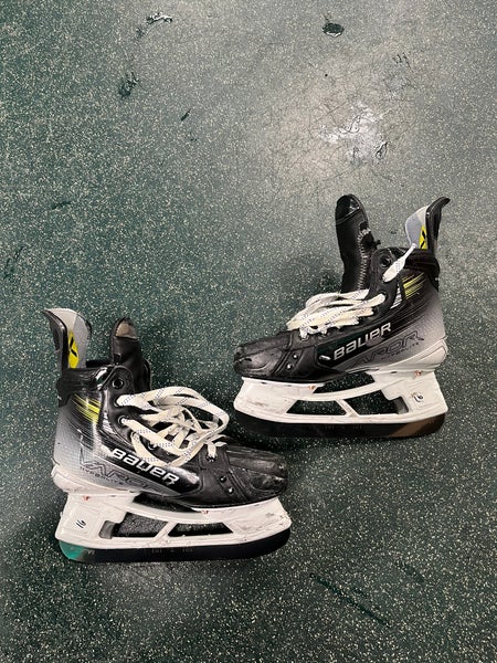 Used Intermediate Bauer Size 4.5 Vapor Hyperlite 2 Hockey Skates
