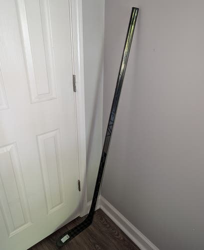 New Junior Bauer Vapor Hyperlite Right Handed Hockey Stick P28 Black Edition 50 flex
