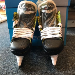 New Junior Bauer Regular Width  Size 1.5 Vapor X4 Hockey Skates