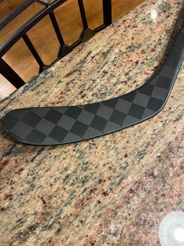 New Junior Warrior Right Handed P28 Covert QR6 pro Hockey Stick