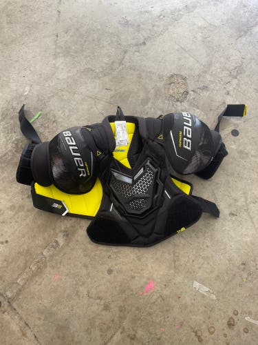 New Medium Bauer  Supreme 3S Pro Shoulder Pads