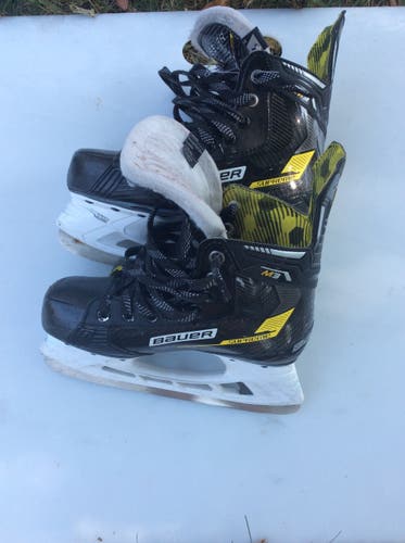 Used Intermediate Bauer Supreme M3 Hockey Skates Regular Width Size 4