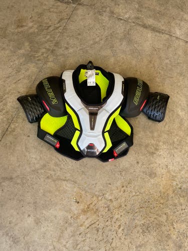New Medium Bauer  Vapor Hyperlite Shoulder Pads