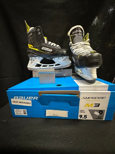 Size 9 1/2 New Bauer Regular Width Supreme M30 Hockey Skates