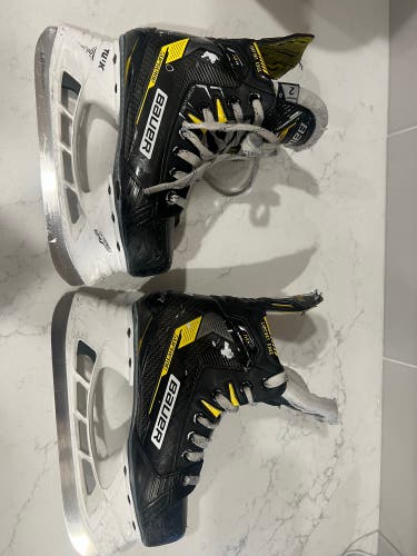 Used Junior Bauer Regular Width Size 2 Supreme M4 Hockey Skates