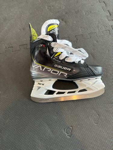 Used Junior Bauer Regular Width Size 3.5 Vapor 3X Hockey Skates