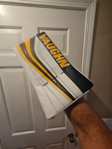 Glove and Blocker Used Vaughn VE8 Pro Carbon Regular Pro Stock