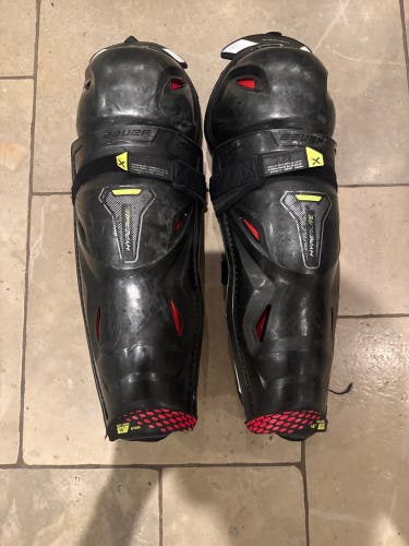 Used Senior Bauer 16" Vapor Hyperlite Shin Pads