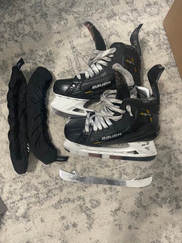 ** Bauer Size 5.5 Fit 3 Supreme M5 Pro with Extra Steel **