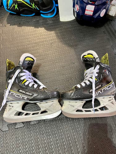Used Youth Bauer Extra Wide Width Size 1.5 Vapor 3X Hockey Skates