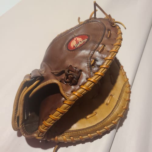 Used Right Hand Throw CM275BFC Nokona Catcher's Softball Glove 33"