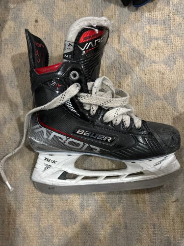 Used Intermediate Bauer Regular Width Size 4.5 Vapor 3X Hockey Skates