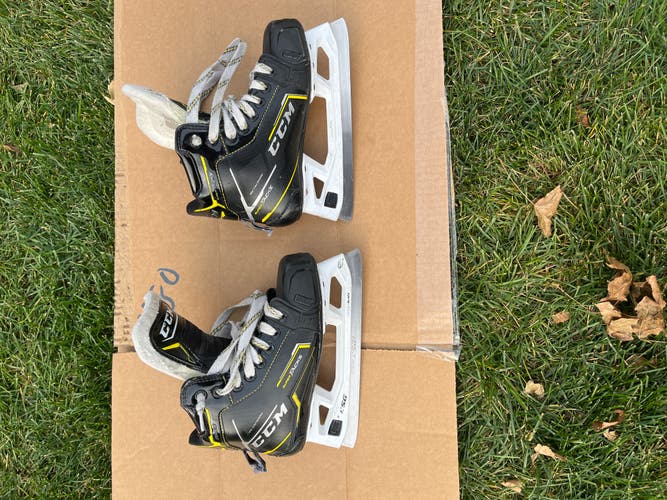 Used Junior CCM Super Tacks 9380 Hockey Goalie Skates Regular Width Size 2