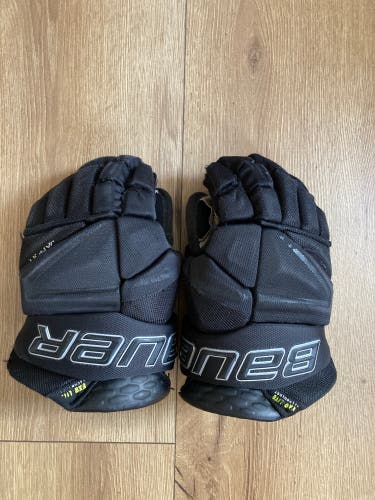 Used Bauer 12" Vapor Hyperlite Gloves