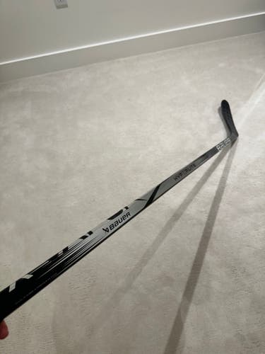 New Intermediate Bauer Vapor Hyperlite 2 Left Hand Hockey Stick P28