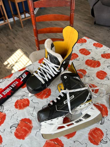 Used Intermediate Bauer Extra Wide Width   Size 5 Supreme S170 Hockey Skates