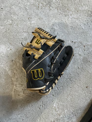 Right Hand Throw 11.75" A2000 Baseball Glove
