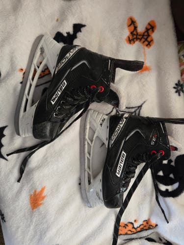 Used Junior Bauer Vapor X3.5 Hockey Skates Size 2