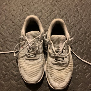 White Used Size 6.5 (Women's 7.5) Adult Unisex Under Armour Shoes