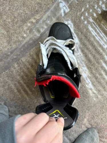 Used Bauer 8.5 Vapor Hyperlite Hockey Skates