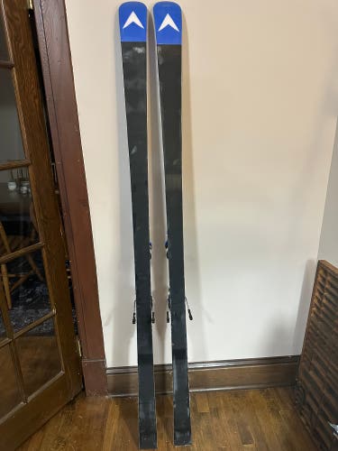 2 Pair Of Dynastar 185 27 m GS Skis With Look Bindings
