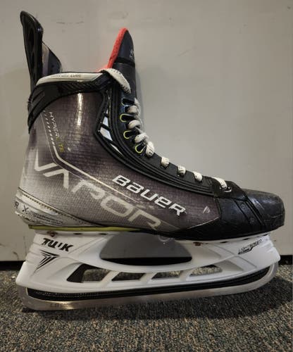 Used Senior Bauer Vapor Hyperlite Hockey Skates Regular Width 9.5